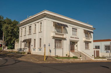 Sao Manuel, Güneydoğu Brezilya - 14 Ekim 2017. Belediye Meclisi Sao Manuel, güneşli gün boş sokakta arkasında ağaçları ile bina. Sao Paulo eyalet kırsal kesimde şirin küçük bir kasaba.