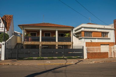Sao Manuel, Güneydoğu Brezilya - 14 Ekim 2017. Modern townhouse garaj kapısı ve Balkonlu San Manuel, güneşli bir günde boş bir sokakta. Sao Paulo eyalet kırsal kesimde şirin küçük bir kasaba