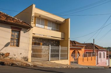 Sao Manuel, Güneydoğu Brezilya - 14 Ekim 2017. İşçi sınıfı renkli evler ve çitler San Manuel, güneşli bir günde boş bir sokakta. Sao Paulo eyalet kırsal kesimde şirin küçük bir kasaba.