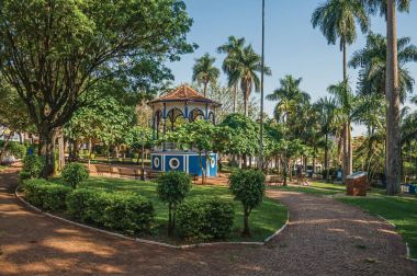 Eski renkli çardak ortasında kare ve yemyeşil ağaçlar, Sao Manuel günbatımında Bahçe dolu. Sao Paulo eyalet kırsal kesimde şirin bir kasaba. Güneydoğu Brezilya.