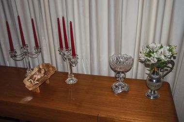 Gümüş kavanoz çiçekler, şamdanlar ve kapalı Sao Paulo'daki İsa Mesih'in doğum temsil eden bebek. Devasa şehri, kültür ve iş meslek için ünlü. Güneydoğu Brezilya.