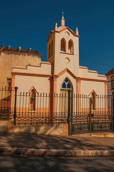 Facciata Piccola Chiesa Campanile Dietro Recinzione Ferro Una Giornata Sole — Foto Stock