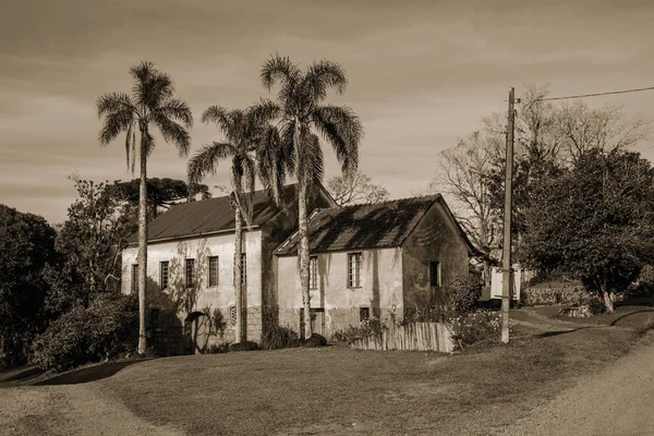 Загородный дом рядом с дорогой недалеко от Бенто Гонсалвс — стоковое фото
