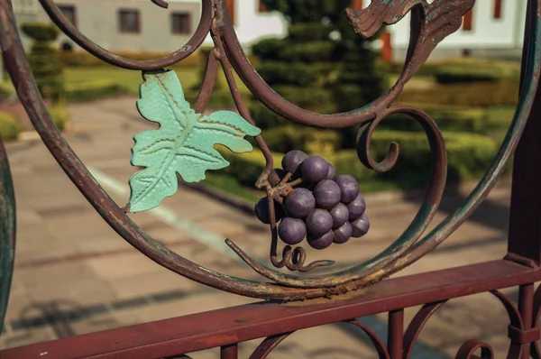 Decorative grape and vine leaves on iron gate — Stock Photo, Image