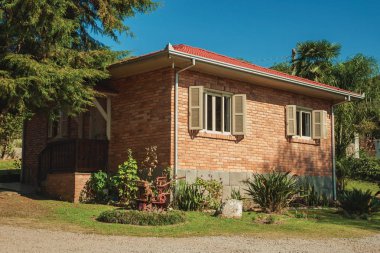 Yeşillik bir bahçenin ortasındaki kır evi.
