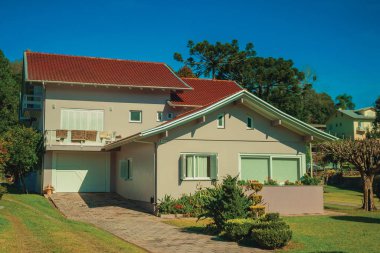 Patikası ve bahçesi olan modern kır evi