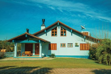 Patikası ve bahçesi olan modern kır evi