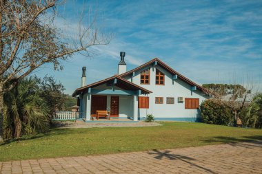 Patikası ve bahçesi olan modern kır evi