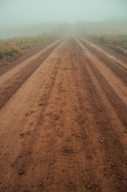 Sisli bir günde toprak yollu manzara