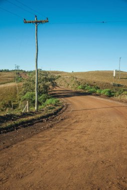 Kırsal ovalardan geçen terk edilmiş toprak yol.