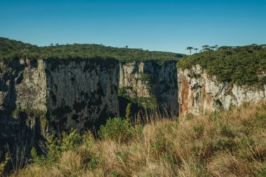 Dik kayalıkları olan Itaimbezinho Kanyonu