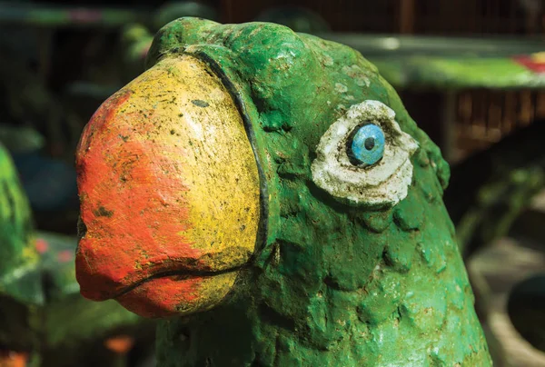 Decoratieve sculptuur van kleurrijke papegaai — Stockfoto