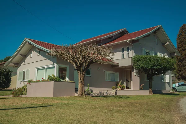 Moderna casa di campagna con sentiero e giardino — Foto Stock