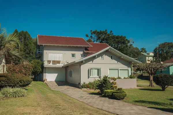 Moderna casa di campagna con sentiero e giardino — Foto Stock