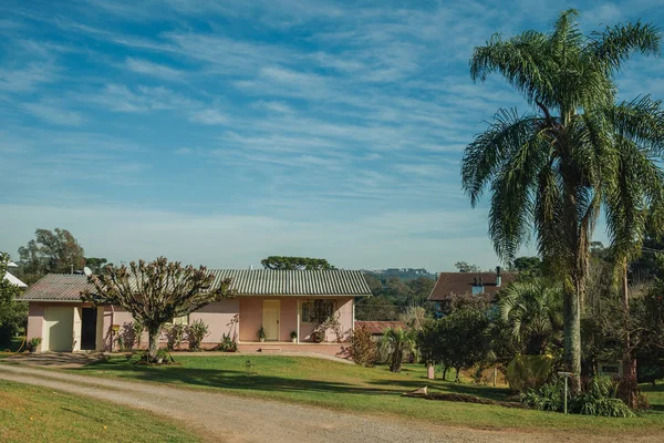 Casa di campagna con sentiero e rigoglioso giardino — Foto Stock