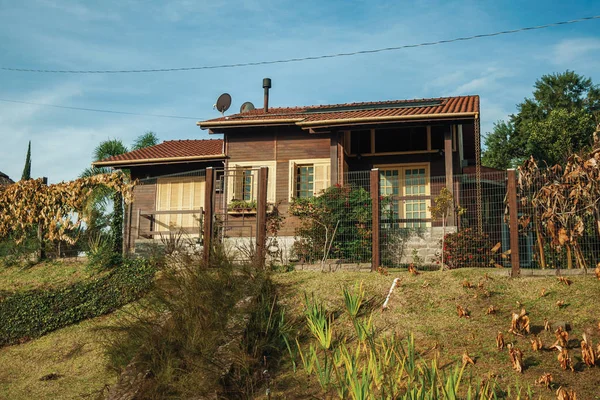Деревянный дом с забором и садом — стоковое фото