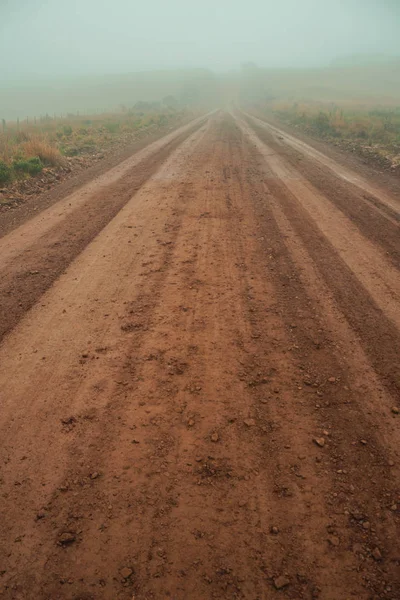 Landscape with dirt road in a foggy day — Stock Photo, Image