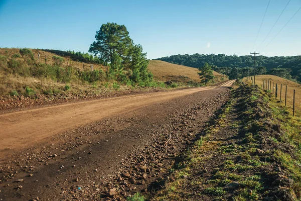 Chemin de terre déserté traversant les basses terres rurales — Photo