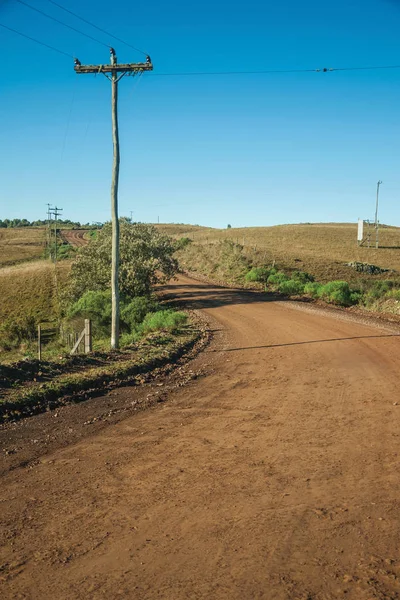 Chemin de terre déserté traversant les basses terres rurales — Photo