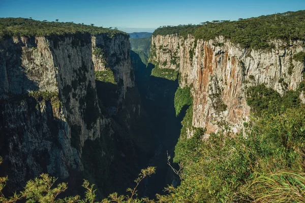 Canyon Itaimbezinho avec falaises rocheuses escarpées — Photo
