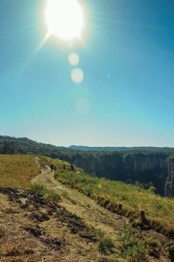 Itaimbezinho Kanyonu 'ndaki toprak yolda yaşayan insanlar.