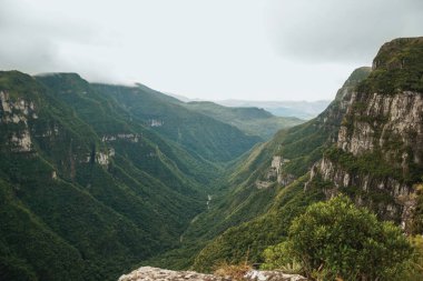 Sisli bir günde kayalık uçurumlu Fortaleza Kanyonu
