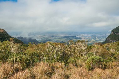 Uçurumdan görünen geniş bir vadi.