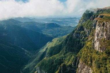Dik kayalıkları olan Fortaleza Kanyonu