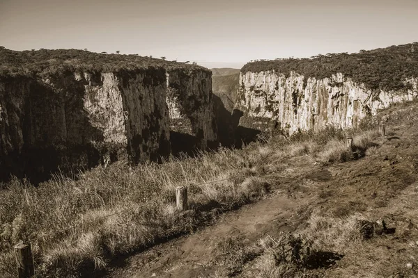 Smutsväg vid Itaimbezinho Canyon — Stockfoto