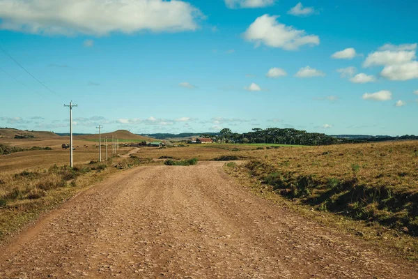 Kırsal ovalardan ve çiftlikten geçen toprak yol.