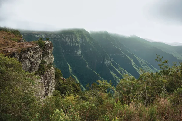 Cañón Fortaleza con acantilados rocosos en día de niebla — Foto de Stock