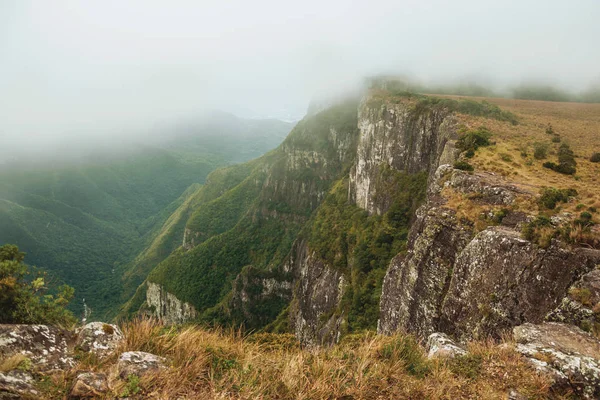 Cañón Fortaleza con acantilados rocosos en día de niebla — Foto de Stock