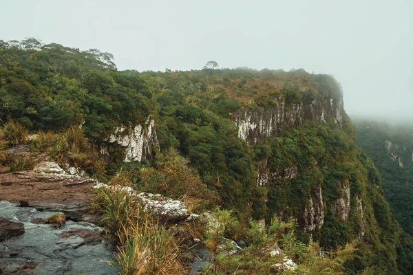 瀑布边缘上有陡峭岩石悬崖的溪流 — 图库照片