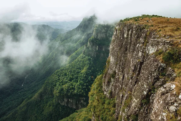 Cañón Fortaleza con escarpados acantilados rocosos y niebla — Foto de Stock