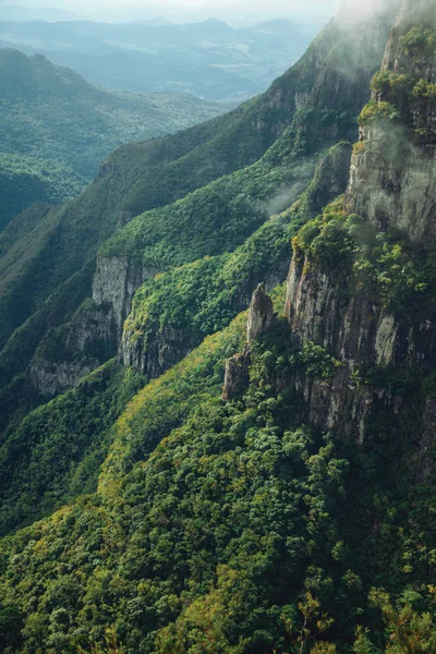 有岩石悬崖和森林的福塔莱萨峡谷 — 图库照片