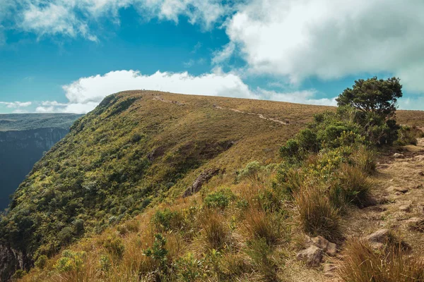 A sziklás ösvény a Fortaleza kanyon tetejére vezet. — Stock Fotó