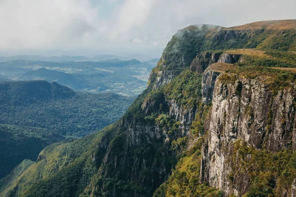 Cañón Fortaleza con escarpados acantilados rocosos — Foto de Stock