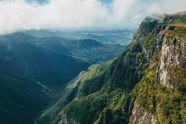 Cañón Fortaleza con escarpados acantilados rocosos — Foto de Stock