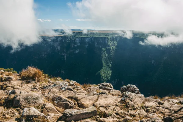 有陡峭岩石悬崖和薄雾的福塔莱萨峡谷 — 图库照片