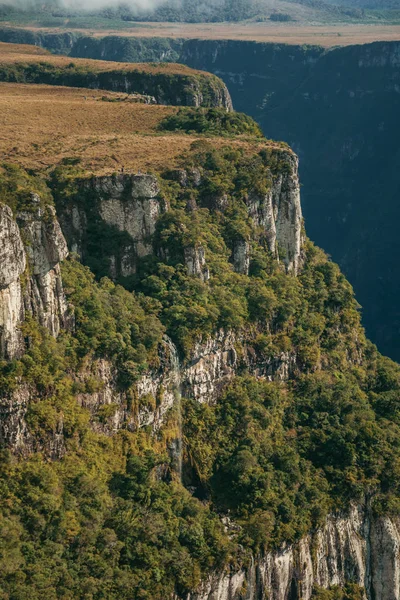 有陡峭悬崖和瀑布的福塔莱萨峡谷 — 图库照片