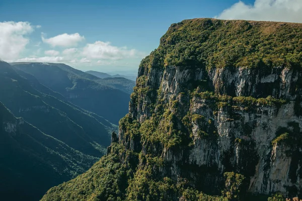 Cañón Fortaleza con escarpados acantilados rocosos — Foto de Stock