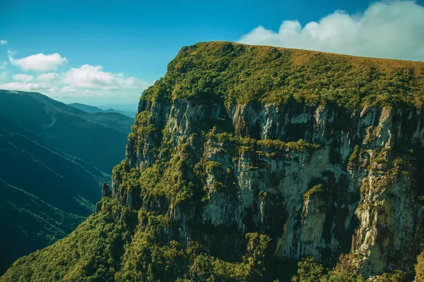 Cañón Fortaleza con escarpados acantilados rocosos — Foto de Stock