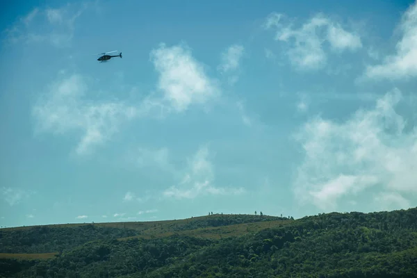 Helikopter over de Fortaleza Canyon met bos — Stockfoto