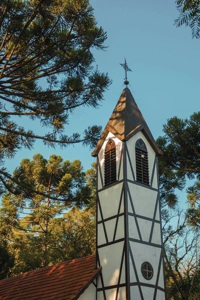 Glockenturm der Kirche im traditionellen Stil — Stockfoto