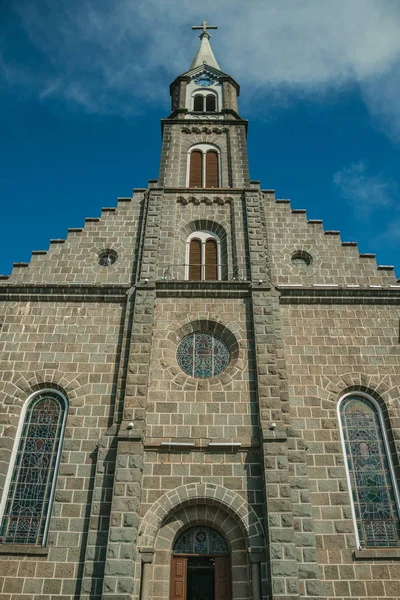 Igreja fachada com campanário e cruz em Gramado — Fotografia de Stock