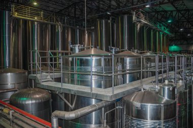 Salton Şaraphanesinde çelik tanklar ve ekipmanlar.