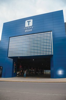 Tramontina binasının ön kapısı ve park yeri