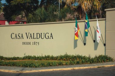 Casa Valduga Şaraphanesinde şirket imzası ve bayrakları