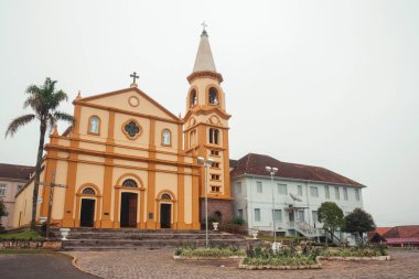 Sisli bir günde kilise meydandadır.