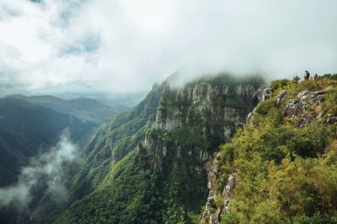 Fortaleza Kanyonu 'ndaki sarp kayalıklardaki insanlar.